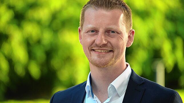 Nach der Pressekonferenz vor dem Milchwerk: Simon Gröger, der gemeinsame Kandidat von CDU, SPD und FGL für die Oberbürgermeisterwahlen ...