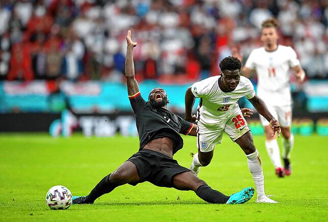 Antonio Rüdiger (links) und Bukayo Saka kämpfen um den Ball.
