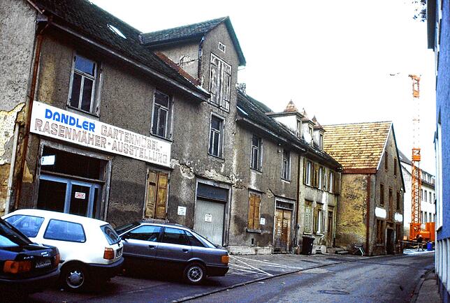 In der Pfarrstraßen standen im Jahr 1994 eine ganze Reihe älterer Gebäude. Sie wichen später dem Neubau eines Wohn- und Geschäftshauses ...
