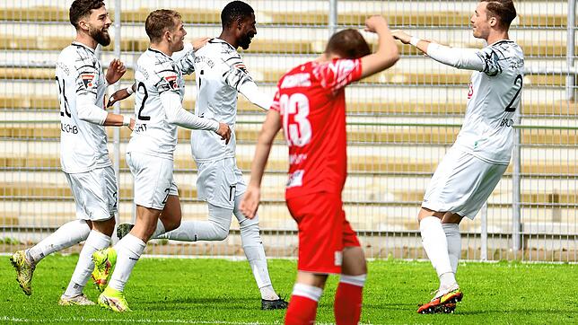 Großer Jubel beim FC 08 Villingen, der die TSG Backnang mit 4:0 besiegt hat.