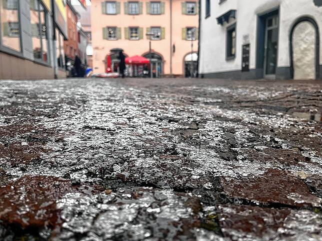 Vereistes Kopfsteinpflaster in der Villinger Färberstraße. Weil immer wieder Regen auf den kalten Boden fällt, ist es am Mittwoch in der ...