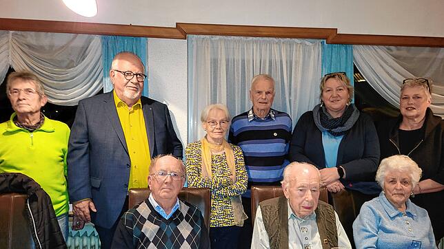 Die Geehrten hatten gleichzeitig einen geselligen Abend (von links): Werner Thomann, Hans-Peter Zimmermann, Harald Orth, Hildegard und ...