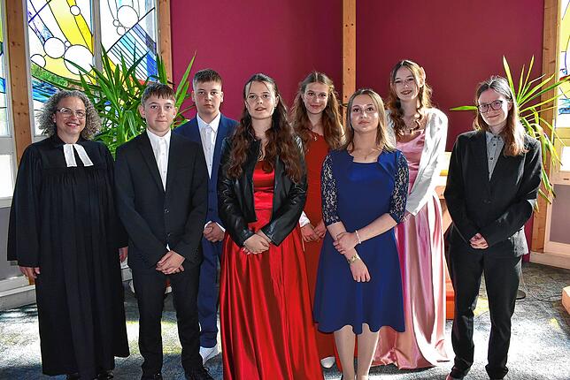 Die Ühlinger Konfirmanden (von links): Pfarrerin Susanne Illgner, Nick Esemcik, Maximilian Michel, Christina Vetter, Bibiana Mydliarova, ...
