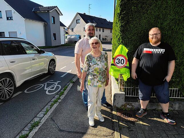 Sie haben die Redaktion zum Gespräch an der Umleitungsstrecke eingeladen: Emir Ehlizevak, Margot Bruttel und Daniel Müller (von links) ...