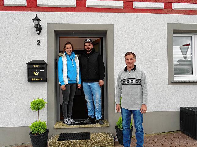 Ramona Widmer, Patrik Gessler und Hausbesitzer Bernd Seiberle sind mit dem Ergebnis der Sanierung mehr als zufrieden.