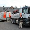 Kurz vor der Abfahrt erzählt Florian Mauch aus Wahlwies, hier vor dem Lastwagen, mit dem er Material transportiert, welche Arbeiten bei ...