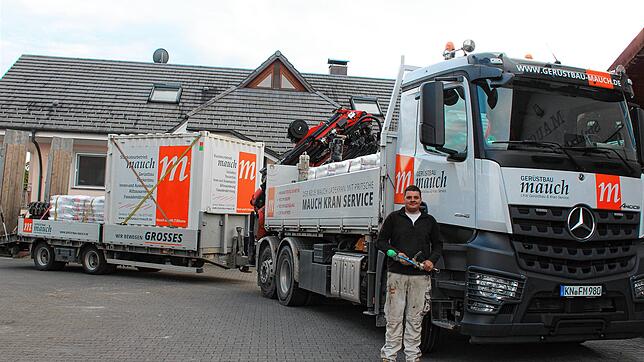 Kurz vor der Abfahrt erzählt Florian Mauch aus Wahlwies, hier vor dem Lastwagen, mit dem er Material transportiert, welche Arbeiten bei ...