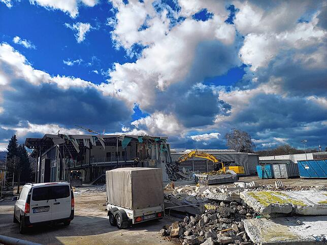 Auf dem ehemaligen Geländer des Autohaus Mercedes Kestenholz haben die Abrissarbeiten begonnen. Der neue Besitzer des Grundstücks ist ...