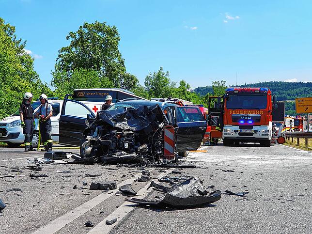 Das Auto des mutmaßlichen Unfallverursachers ist im Vordergrund zu sehen. Hier packten die Ersthelfer mit an und öffneten die Türen, ...