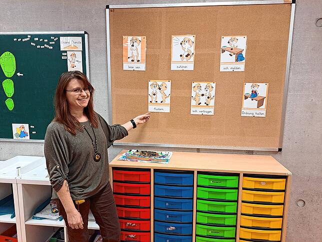 Monika Dannenberger zeigt auf die Klassenregeln.