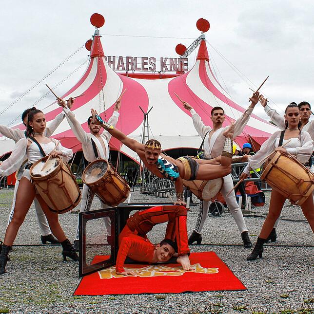 Trommeln, Tanz und Artisten – Manege frei! Der Zirkus Charles Knie präsentiert ab Donnerstag, 10. Oktober, sein Programm auf Klein-Venedig.