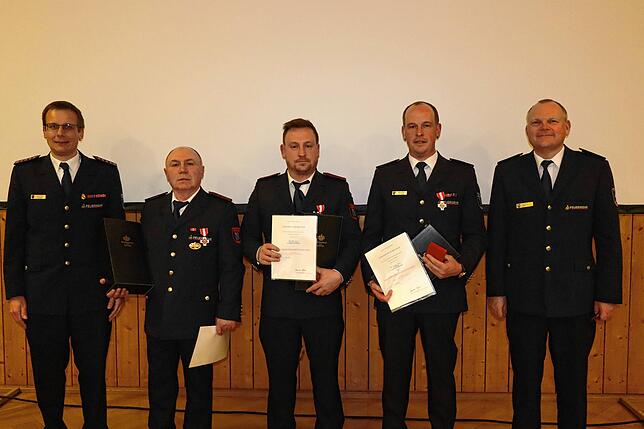 25 Jahre im aktiven Dienst der Freiwilligen Feuerwehr Salem: Kommandant Jochen Fuchs (links) und der stellvertretende Kreisbrandmeister ...