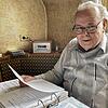Horst Baldszuhn sitzt in seiner Küche in Bietingen über dicke Ordner gebeugt, in denen er die Suche nach seinem Vater dokumentiert hat. ...