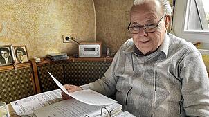 Horst Baldszuhn sitzt in seiner Küche in Bietingen über dicke Ordner gebeugt, in denen er die Suche nach seinem Vater dokumentiert hat. ...