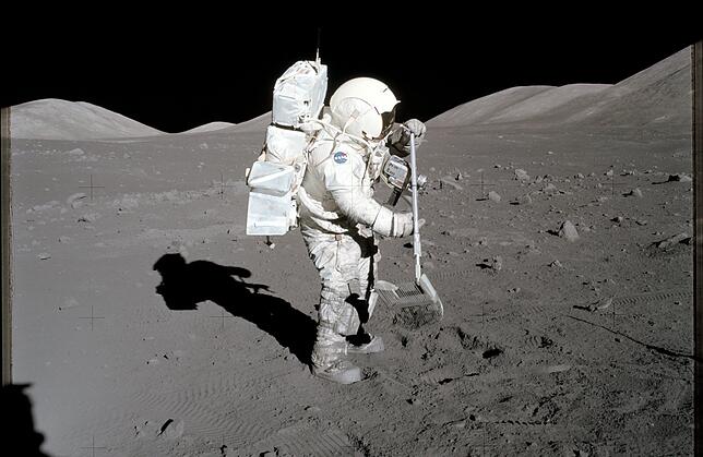Wissenschaftler und Astronaut Harrison Schmitt von Apollo 17 beim Steinesammeln. Die Mond-Landschaft vermittelt auf den Bildern immer ...