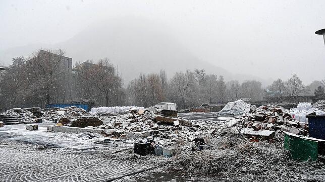 Schnee bedeckt die letzten Reste, die von der Scheffelhalle noch übrig sind. Am Dienstag entscheidet der Gemeinderat, ob es einen Neubau ...