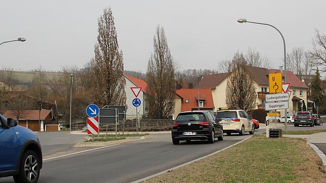 Das Archivbild zeigt den Rißtorf-Kreisel, über den der BMW geradeaus hinweggefahren ist.