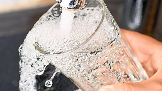 (Symbolbild) Die Allensbacher mussten im September ihr Trinkwasser abkochen und seit Monaten schmeckt es nach Chlor.