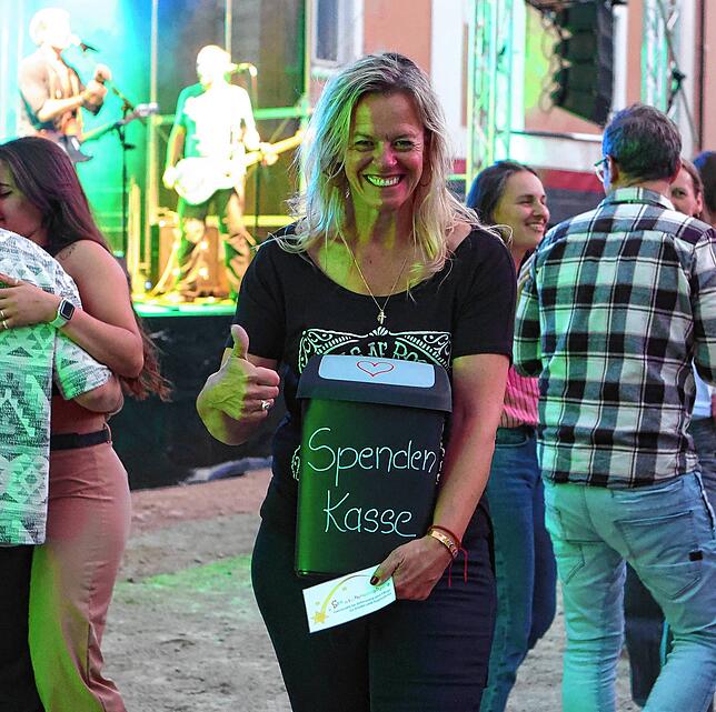 Organisatorin Kerstin Tritschler mit einer der Spendenkassen, die randvoll gefüllt sind.