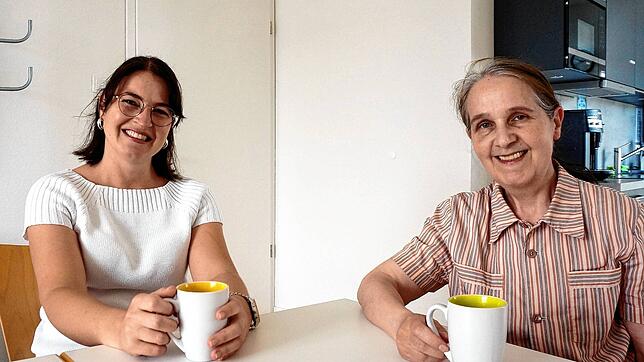Denise Würth (links) spricht mit unserer Mitarbeiterin Ursula Freudig über die Arbeit und Angebote der Lebenshilfe Südschwarzwald.