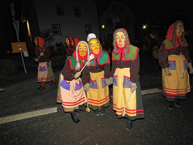 Bild 8: Mit dem Nachtumzug startet das Narrentreffen in Gutmadingen