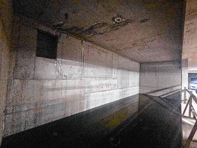 In der Tiefgarage hat sich ein metertiefer See gebildet.