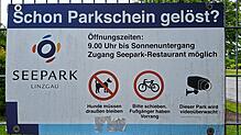 Beim Eingang Ost im Seepark Linzgau werden die Besucher mit diesem Schild darauf hingewiesen, dass Hunde verboten sind.