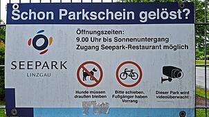 Beim Eingang Ost im Seepark Linzgau werden die Besucher mit diesem Schild darauf hingewiesen, dass Hunde verboten sind.