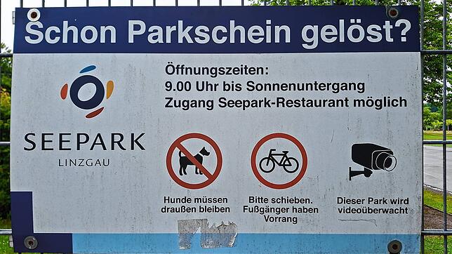 Beim Eingang Ost im Seepark Linzgau werden die Besucher mit diesem Schild darauf hingewiesen, dass Hunde verboten sind.