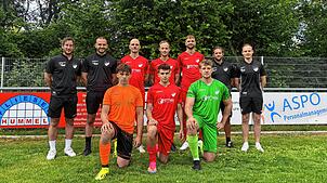 Die Trainer und Neuzugänge beim FC Pfaffenweiler. Stehend von links: Karsten Scheu (Trainer), Jonas Schwer (Trainer), Michael Höhe, ...