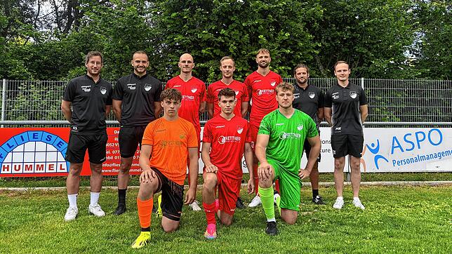 Die Trainer und Neuzugänge beim FC Pfaffenweiler. Stehend von links: Karsten Scheu (Trainer), Jonas Schwer (Trainer), Michael Höhe, ...