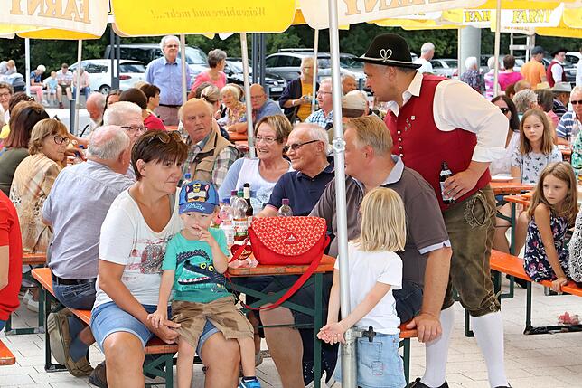 Sehr viele Oberteuringer nutzten die Gelegenheit, sich beim Sommerfest am Haus im Teuringer zu treffen. Es mussten sogar Tische und ...