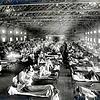 Diese Soldaten haben alle die Grippe: Blick ins Notfallkrankenhaus im Camp Funston der Militärbasis Fort Riley in Kansas (USA) 1918. Von ...