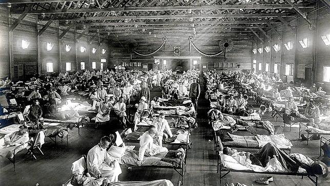 Diese Soldaten haben alle die Grippe: Blick ins Notfallkrankenhaus im Camp Funston der Militärbasis Fort Riley in Kansas (USA) 1918. Von ...