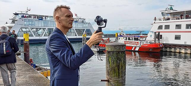 Christoph Witte, technischer Leiter bei den Bodensee Schiffsbetrieben (BSB), ist sichtlich angespannt beim Stapellauf. Als das Schiff im ...