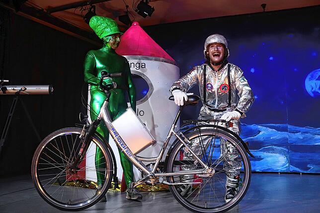 Kein Alien, sondern ein Sipplinger im Weltall: Andreas Fundinger (links) und Astronaut Chris Herr.