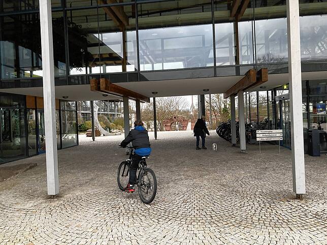 Hier funktioniert das rücksichtsvoll, aber häufig kommen sich Radler und Fußgänger am Durchgang beim Landratsamt in Villingen in die ...