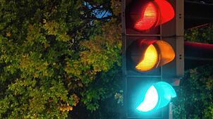 Eine Ampel regelt am Donnerstag, 27. Juni, den Verkehr auf der L157. (Symbolbild)
