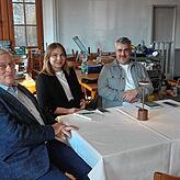 Besprechung zwischen Verpächter und Pächtern im Gastraum des Alet-Stüble, das derzeit noch einer Baustalle gleicht: Karl-Bernhard ...