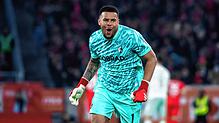 Da jubelt er: Freiburgs Torwart Noah Atubolu wehrte beim 5:0 gegen Bremen einen Elfmeter von da Silva mit großartiger Parade ab.