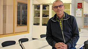 Thomas Mühl sitzt im Naturwissenschaftsraum der Oberstufe. Der Mathematik- und Physiklehrer ist seit vielen Jahren in der ...
