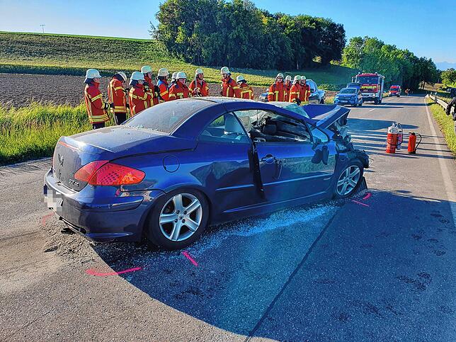Die Freiwillige Feuerwehr Owingen befreite die Frau aus dem Wrack, sicherte die Unfallstelle, leitete den Verkehr um und schützte die ...