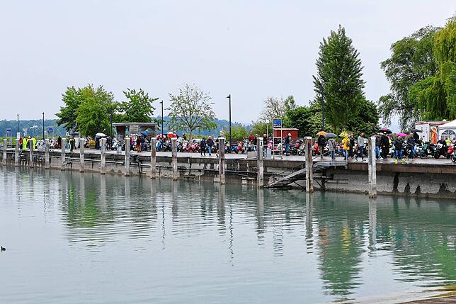 Bild 14: Vespa-Treffen am Bodensee: Am Kreuzlinger Hafen kommen drei Nationen zusammen