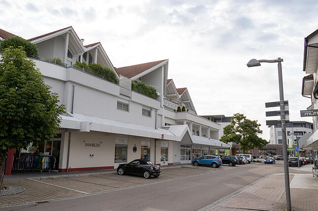 Im ehemaligen Rathaus in Unterlauchringen ist heute, in der Hauptsraße, das Modehaus Banholzer.