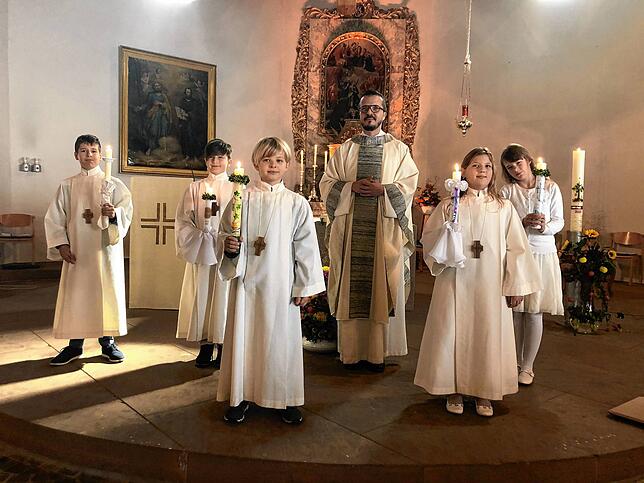 Fünf Kinder der katholischen Gemeinde Dingelsdorf-Oberdorf haben am 18. Oktober ihre Erstkommunion gefeiert (von links): David Nesci, ...