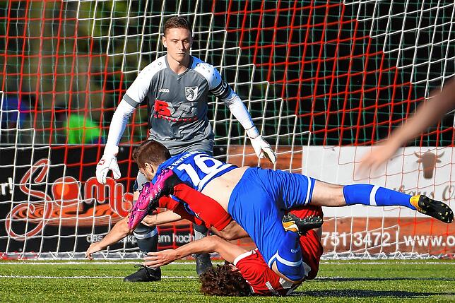 Bild 22: Spitzenreiter FC Erzingen setzt sich mit 5:0 beim FC RW Weilheim durch &ndash; und wir haben die Bilder!