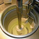 Die Eismaschine sorgt für den cremigen Charakter. Hier entsteht gerade Malaga-Eis. Gleich kommen die eingelegten Rosinen hinein.