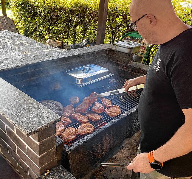 Carsten Laufer behält den Überblick am Grill.