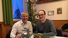 Bürgermeister Manfred Härle (links) sitzt mit Martin Grundler, dem stellvertretenden Vorsitzenden des Narrenvereins Rickenbach, beim ...