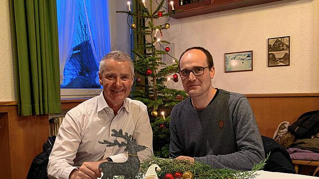 Bürgermeister Manfred Härle (links) sitzt mit Martin Grundler, dem stellvertretenden Vorsitzenden des Narrenvereins Rickenbach, beim ...